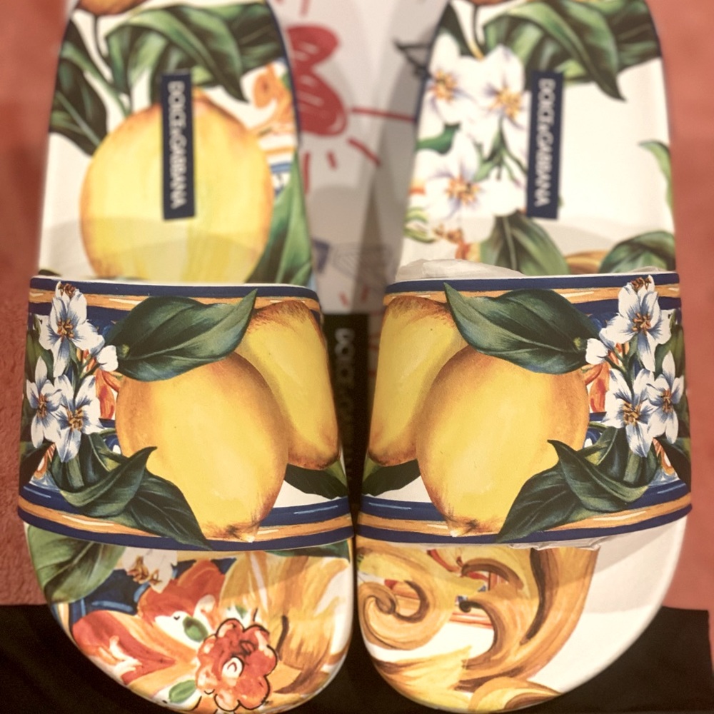 🩴rubber pool slides with signature lemon print and rubberized logo at the heel
